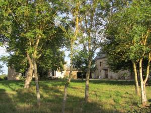 Zdjęcie z galerii obiektu Chambres d'hôtes Les Pieds dans l'herbe w mieście Saint-Julien-Gaulène +2 zdjęcia