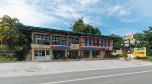 un bâtiment situé sur le côté d'une rue dans l'établissement RedDooorz @ Laiya Vivo Hotel Batangas, à San Juan