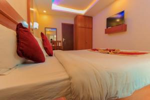 Letto o letti in una camera di Everland Kathmandu Hotel