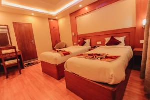 Letto o letti in una camera di Everland Kathmandu Hotel