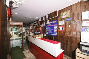a fast food restaurant with a red and white counter at Hotel Jindal International "Budget Friendly" at New Delhi Railway Station in New Delhi