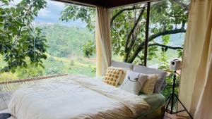 Postel nebo postele na pokoji v ubytování An Yên Villa Đà Lạt + 37 fotografií