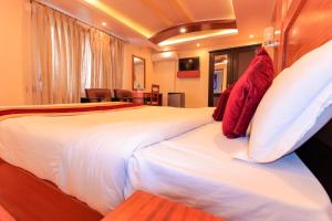 Letto o letti in una camera di Everland Kathmandu Hotel