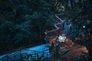 烏布的住宿－The Sebali Resort，森林中带桌子的木甲板的顶部景色