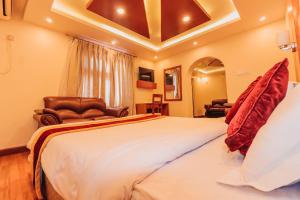 Letto o letti in una camera di Everland Kathmandu Hotel