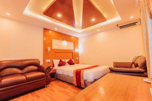 una camera d'albergo con un letto e un divano di Everland Kathmandu Hotel a Kathmandu