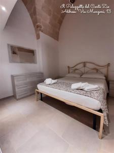 um quarto com uma cama num quarto em CenVi House em Polignano a Mare