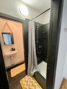 y baño con ducha y lavamanos. en Уютная квартира в Маарду en Maardu