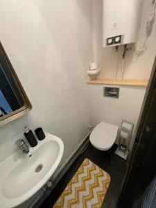 uma casa de banho com um lavatório e um WC em Уютная квартира в Маарду em Maardu
