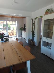 - une salle à manger avec une table et des chaises en bois dans l'établissement Gemütliches Haus mit Zuber, naturnah!, à Weißenborn