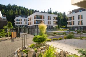 un edificio con un jardín delante de él en VISLOW Resort, en Wisła