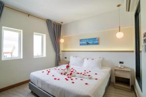 クロン・ポイペトにあるHak Heng Hotelのベッドルーム1室(赤いバラのベッド1台付)