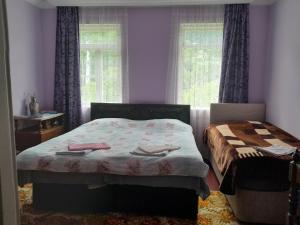 um quarto com uma cama e uma janela com cortinas em Armazi em Khulo