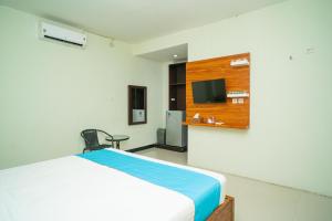Un pat sau paturi într-o cameră la Sans Hotel Zam-Zam Syariah Palangkaraya