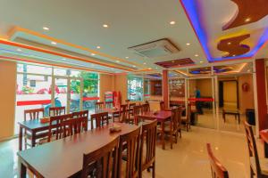 jadalnia ze stołami i krzesłami oraz restauracja w obiekcie Everland Kathmandu Hotel w Katmandu