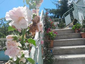 um ramo de flores nas escadas de uma casa em Armazi em Khulo