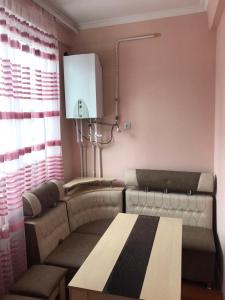 - un salon avec un canapé et une table dans l'établissement SPARTA Apartment Complex, à Sevan