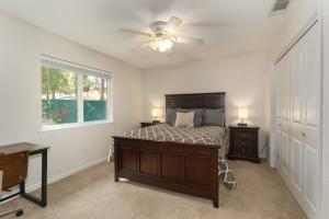 - une chambre avec un lit et un ventilateur de plafond dans l'établissement Acorn House - Charming house in green heaven with pool table with lovely backyard, à Oakhurst