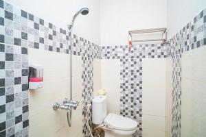 パランカラヤにあるSans Hotel Zam-Zam Syariah Palangkarayaのトイレとシャワー付きのバスルーム +50枚の写真