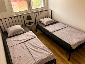Postel nebo postele na pokoji v ubytování HILLTOP apartments Skopje