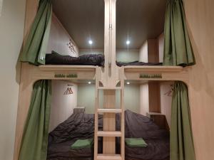 ein paar Etagenbetten in einem Zimmer in der Unterkunft Lodging Tokyo Tj03 in Tokio