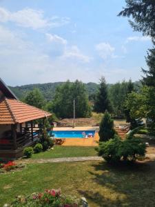 einen Hof mit einem Pool und einem Haus in der Unterkunft "Garaske Breze" Kućice za izdavanje sa bazenom in Aranđelovac
