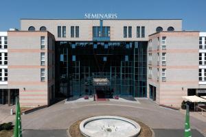 un bâtiment avec une fontaine devant lui dans l'établissement Seminaris Hotel Nürnberg, à Nuremberg