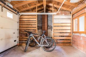 una bicicleta está estacionada en un garaje en Appartamento Lucia, en Baselga di Pinè