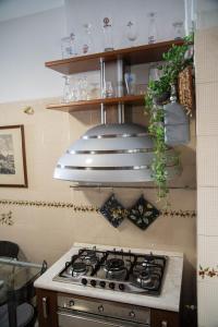 una cocina con fogones y una olla en un estante en Vatican2you, en Roma