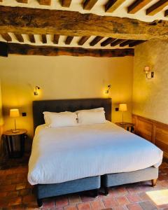 ein Schlafzimmer mit einem großen weißen Bett mit zwei Lampen in der Unterkunft Le Manoir des Impressionnistes - Bord de Mer in Honfleur