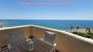 balkon ze stołem i krzesłami i widokiem na ocean w obiekcie Beachfront-Parque Paloma-Modern-Panoramic Views! w mieście Benalmádena