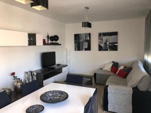 a living room with a couch and a table at Apartament La Calita in Peniscola