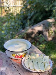 un bol de soupe et une assiette de biscuits sur une table dans l'établissement Maxvshi, à Ushguli