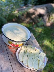 un bol de nourriture et une assiette de pain sur une table dans l'établissement Maxvshi, à Ushguli