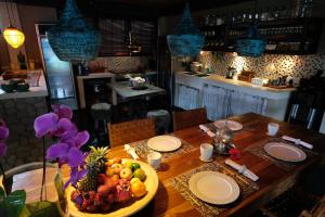 - une table en bois avec une assiette de fruits dans l'établissement Chalet Rabina, à Ubud