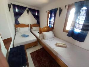 um quarto com 2 camas e uma janela em Dar layla moulati em Chefchaouen
