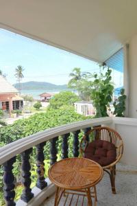 Un balcón con una silla y vistas al océano. en Bangsaphan Resort, en Bang Saphan