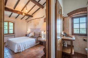 - une chambre avec un lit et un lavabo dans l'établissement Casa indipendente nel Chianti, à Castelnuovo Berardenga