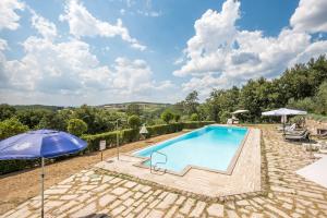 - une piscine extérieure avec un parasol et des chaises dans l'établissement Casa indipendente nel Chianti, à Castelnuovo Berardenga