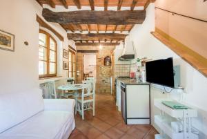 Il comprend un salon avec un canapé blanc et une cuisine. dans l'établissement Casa indipendente nel Chianti, à Castelnuovo Berardenga