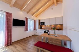 kuchnia z drewnianym stołem w pokoju w obiekcie Ferienwohnung Ronja w mieście Berg