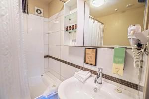 Bilik mandi di Kings Of Riccarton Motel- Close to Railway Station and Airport with Shuttle service +129 gambar
