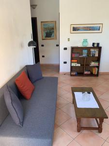 uma sala de estar com um sofá e uma mesa de centro em A Casa di Nonna em Bosa