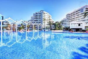 Basen w obiekcie Beachfront-Parque Paloma-Modern-Panoramic Views! lub w pobliżu
