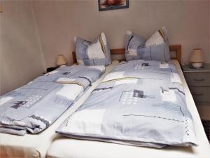 Duas camas sentadas uma ao lado da outra num quarto em Fewo Rasche zum Träumen em Beverungen