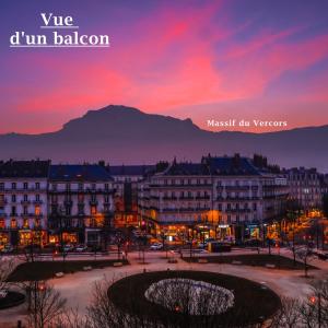 - une vue sur la ville et le coucher du soleil dans l'établissement Hôtel d’Angleterre Grenoble Hyper-Centre, à Grenoble