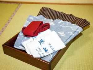 een houten doos gevuld met verschillende soorten handdoeken bij Hozanso Beppu in Beppu