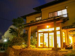 Una casa de noche con las luces encendidas en Hozanso Beppu, en Beppu