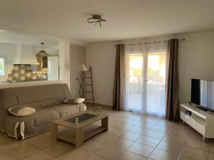 אזור ישיבה ב-Très bel appartement entier proche de la mer 2 chambres 1 salon