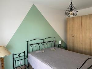 ein Schlafzimmer mit einem Bett mit einer spitzen Decke in der Unterkunft Très bel appartement entier proche de la mer 2 chambres 1 salon in Vallauris